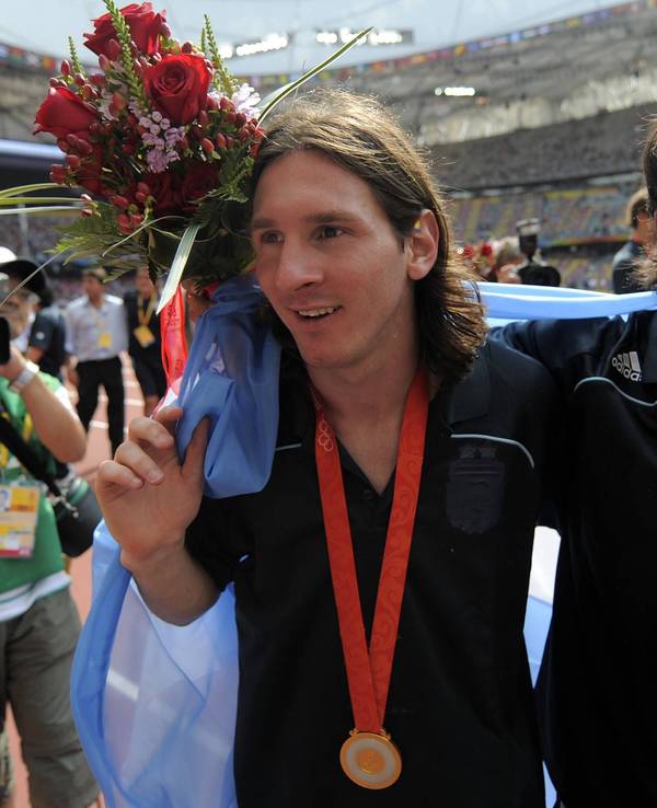 Lionel Messi und Sergio Agüero freuen sich über Gold bei den Olympischen Spielen 2008 in Peking.