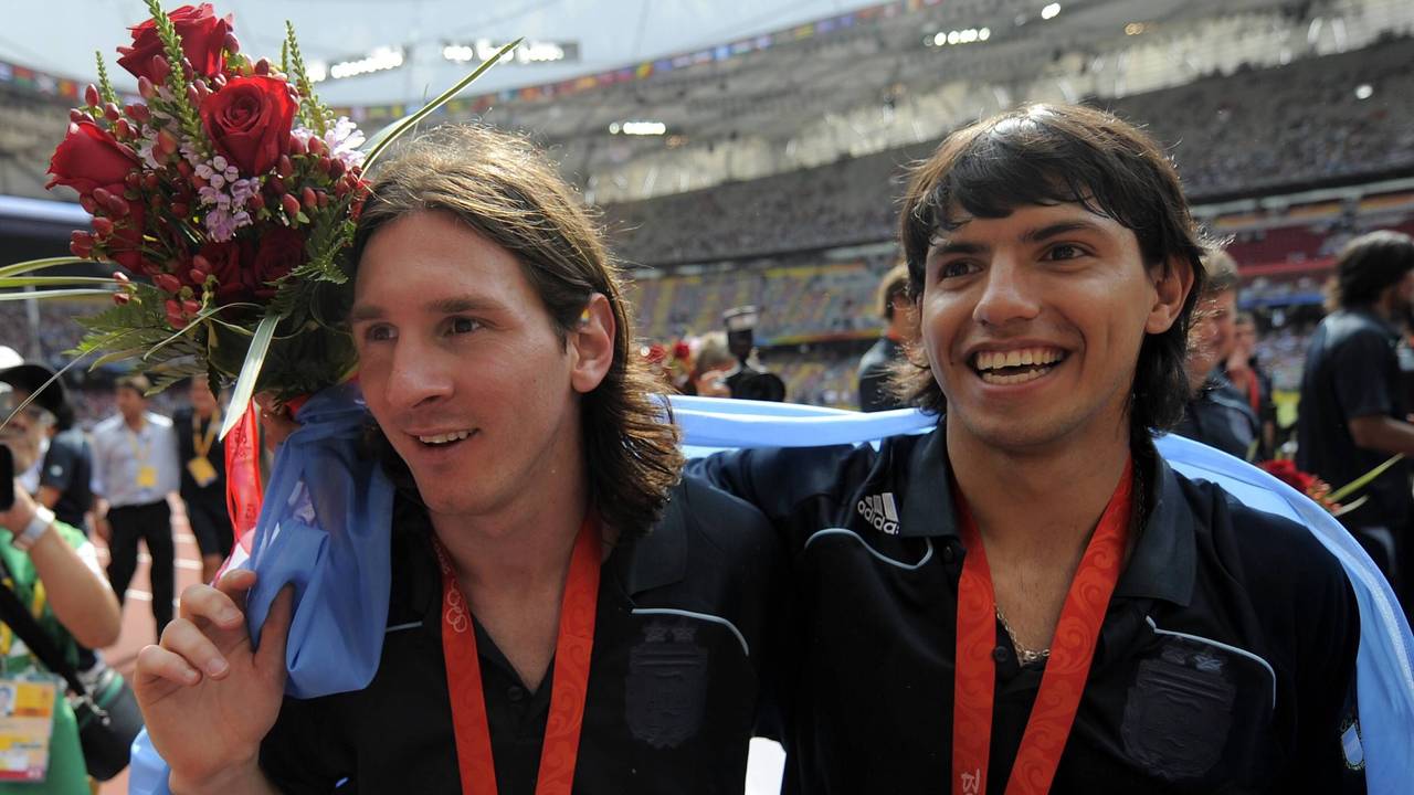 Lionel Messi und Sergio Agüero freuen sich über Gold bei den Olympischen Spielen 2008 in Peking.