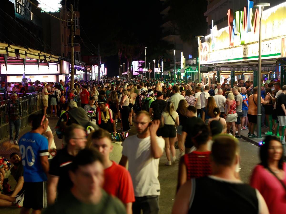 Menschen sind auf der Schinkenstraße unweit des Ballermanns unterwegs.