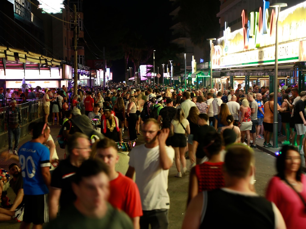 Menschen sind auf der Schinkenstraße unweit des Ballermanns unterwegs.