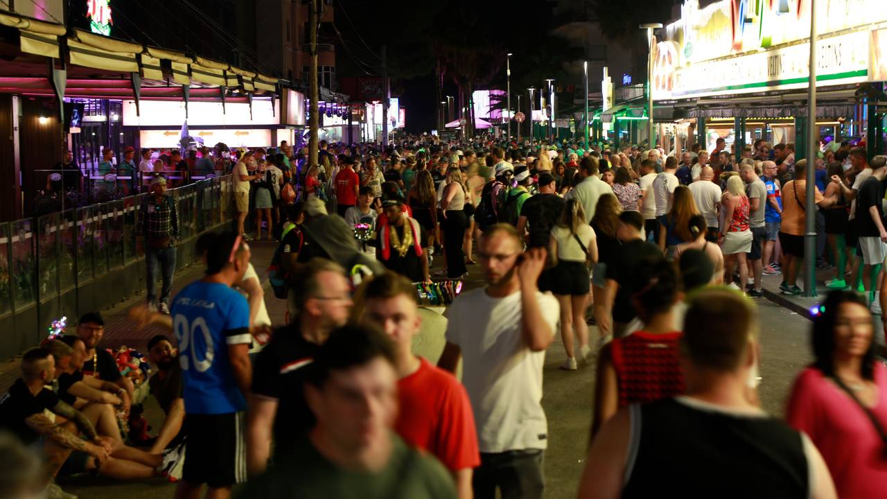 Menschen sind auf der Schinkenstraße unweit des Ballermanns unterwegs.