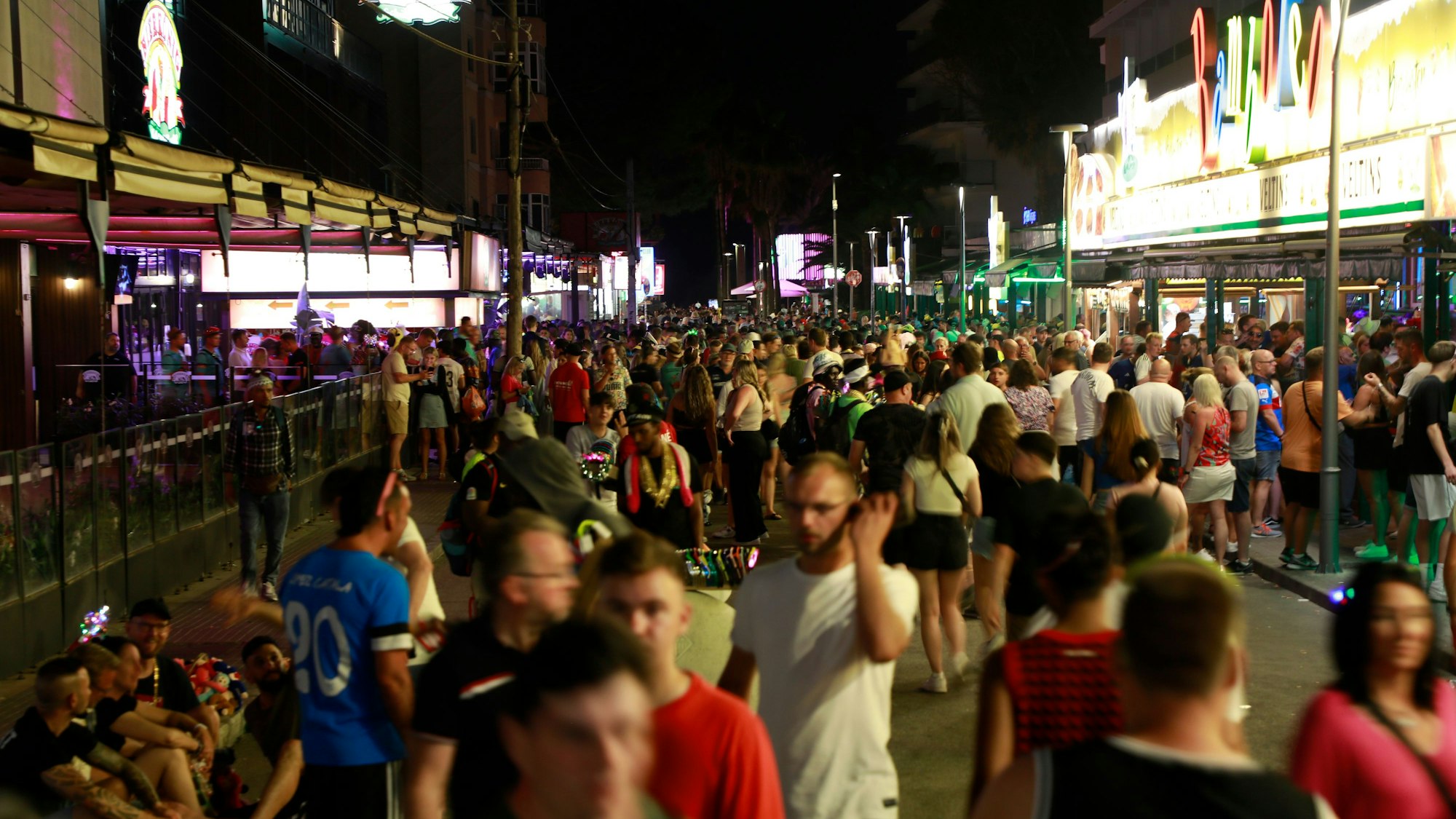 Menschen sind auf der Schinkenstraße unweit des Ballermanns unterwegs.