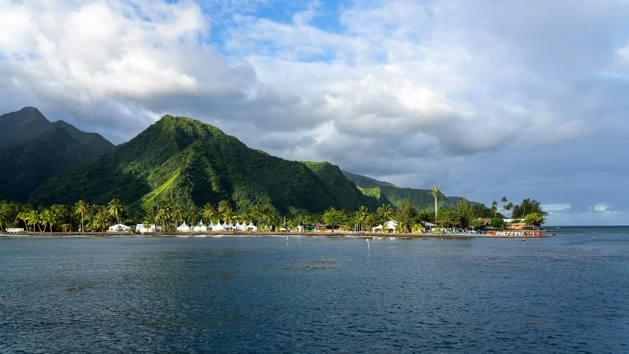 Die Bucht von Teahupo'o auf Tahiti.