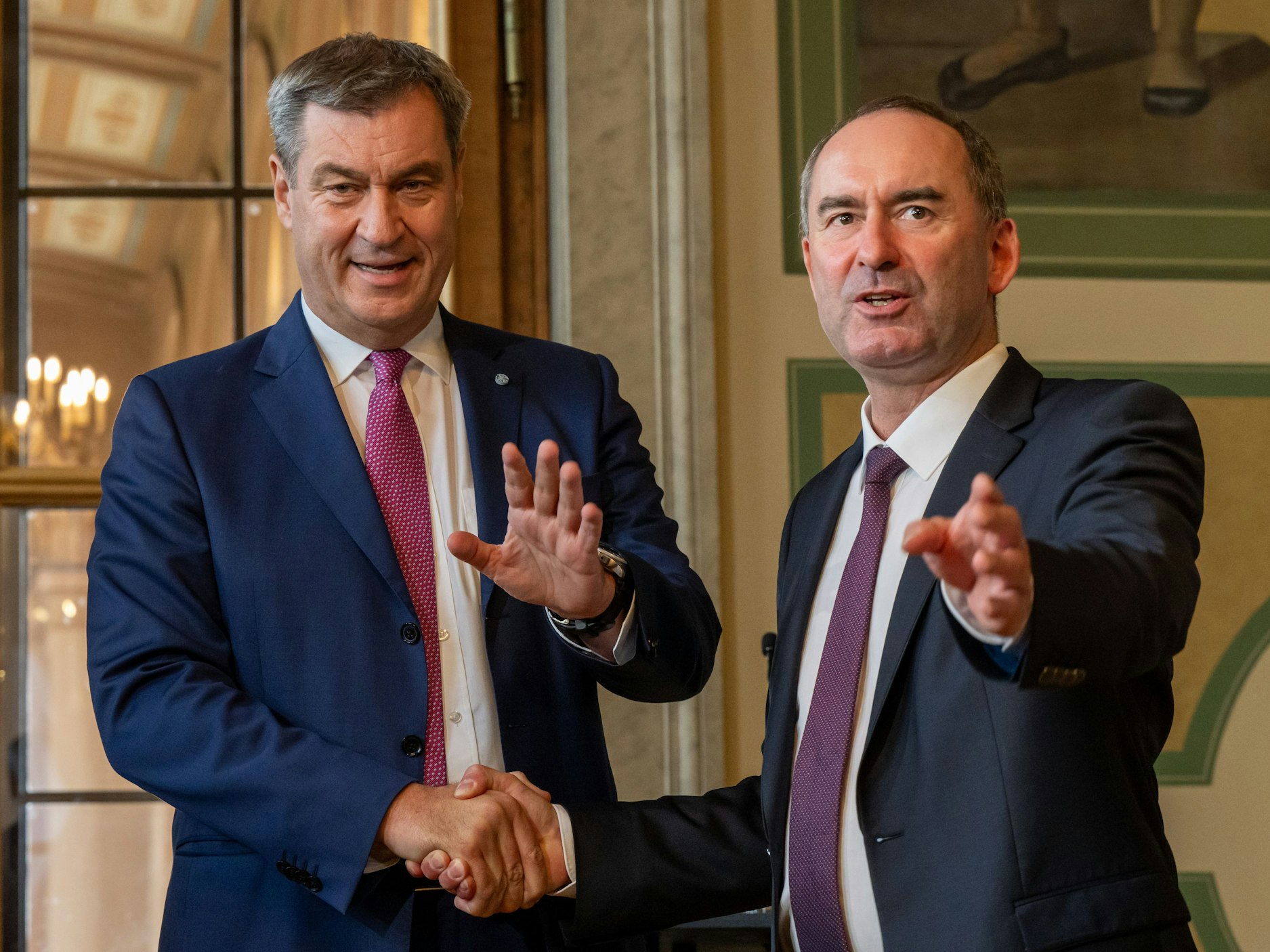 Hubert Aiwanger und Markus Söder geben sich die Hand.