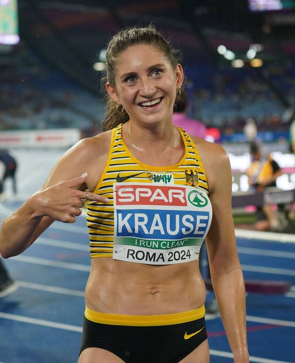 Gesa Krause jubelt bei der Leichtathletik-EM über die Silbermedaille.