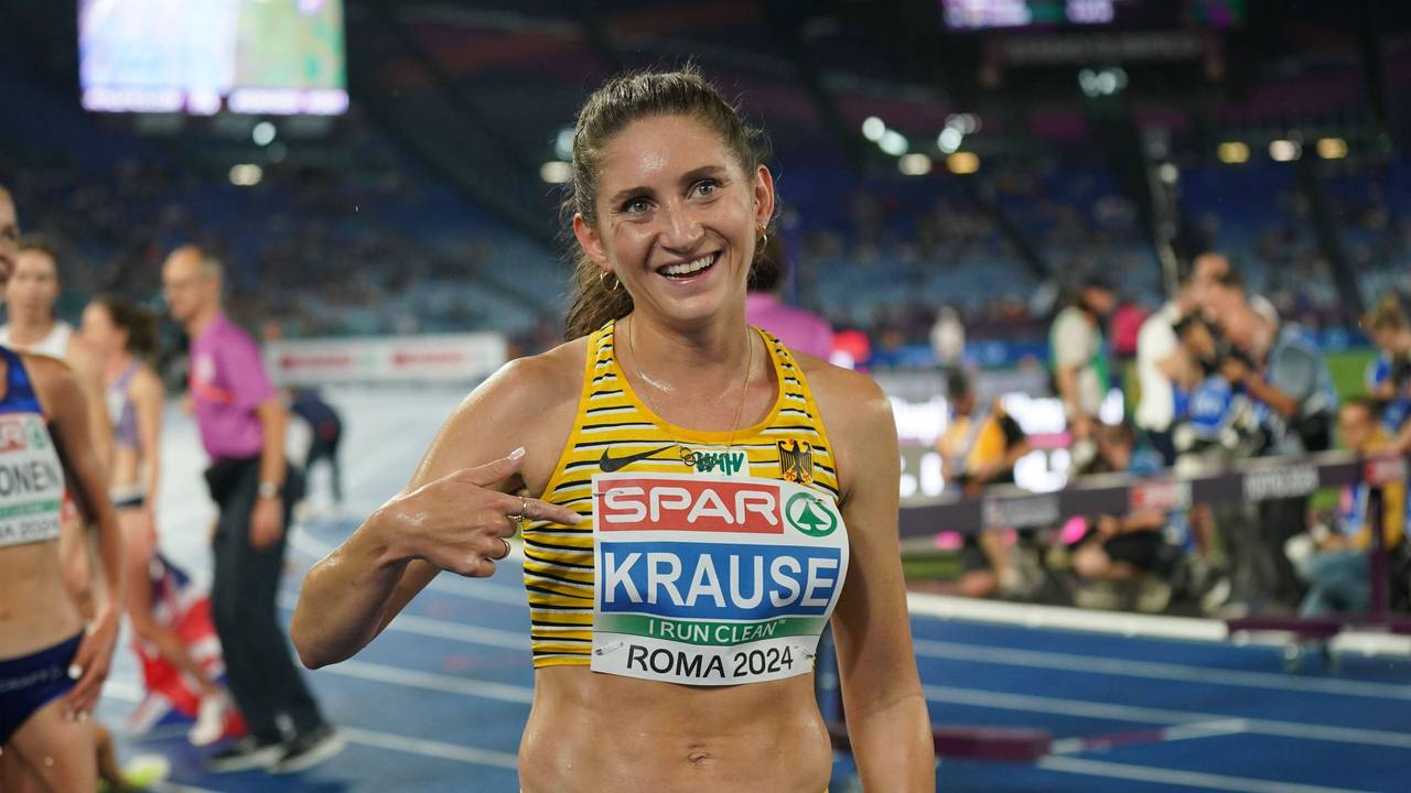 Gesa Krause jubelt bei der Leichtathletik-EM über die Silbermedaille.
