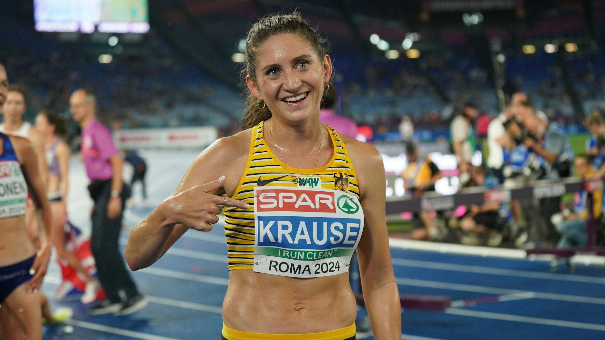 Gesa Krause jubelt bei der Leichtathletik-EM über die Silbermedaille.