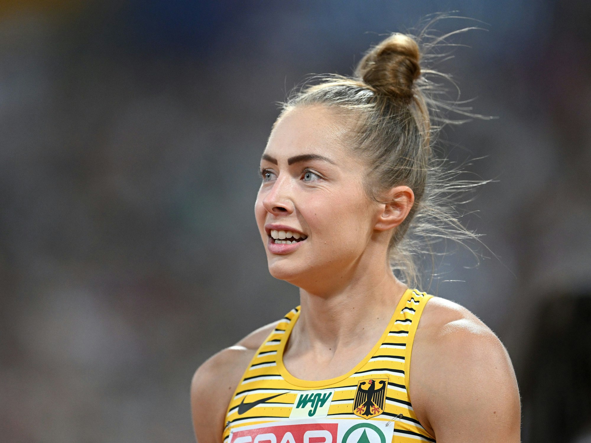 Sprinterin Gina Lückenkemper wirkt glücklich.