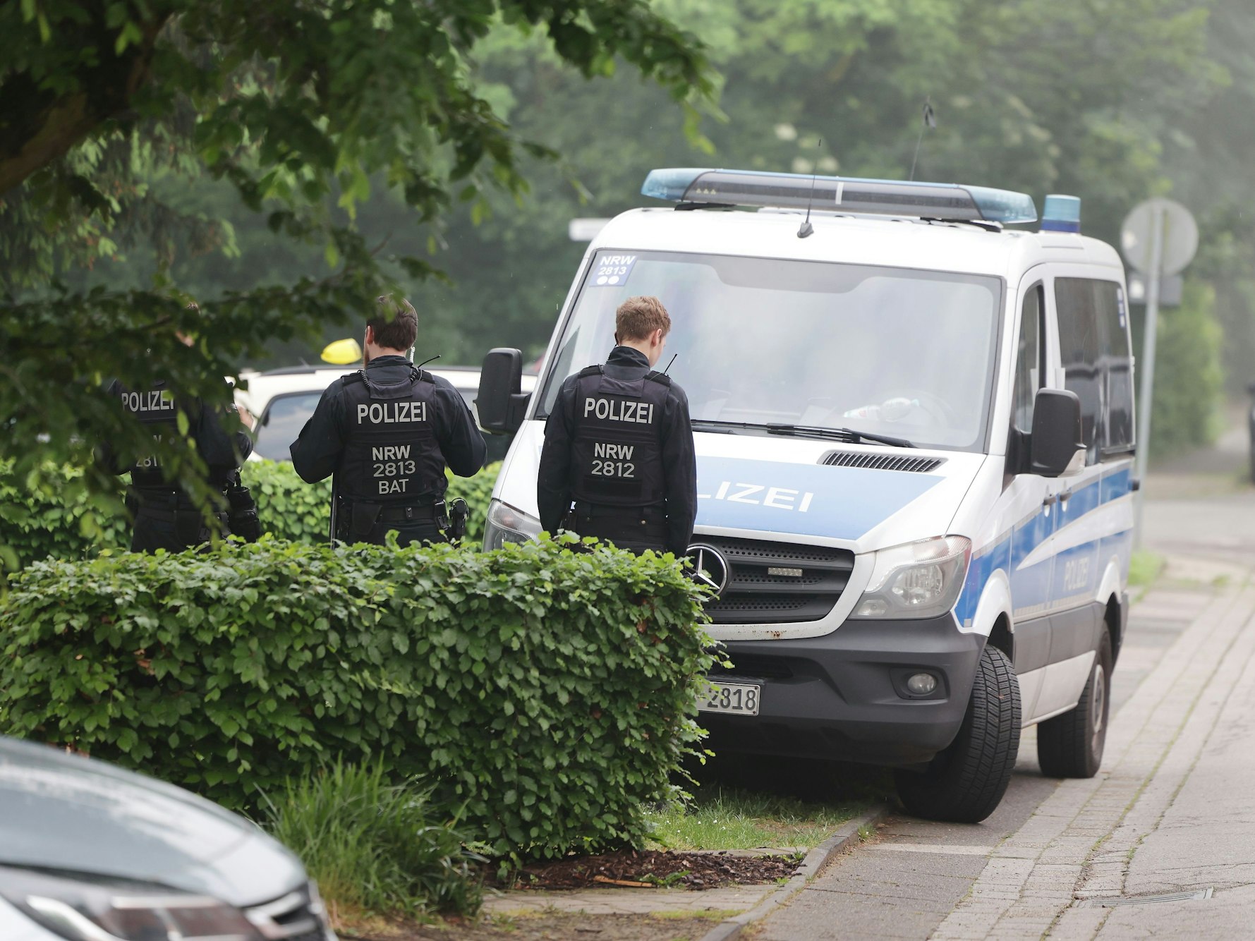 Zwei Polizei-Beamte bei einer Durchsuchung in Duisburg.