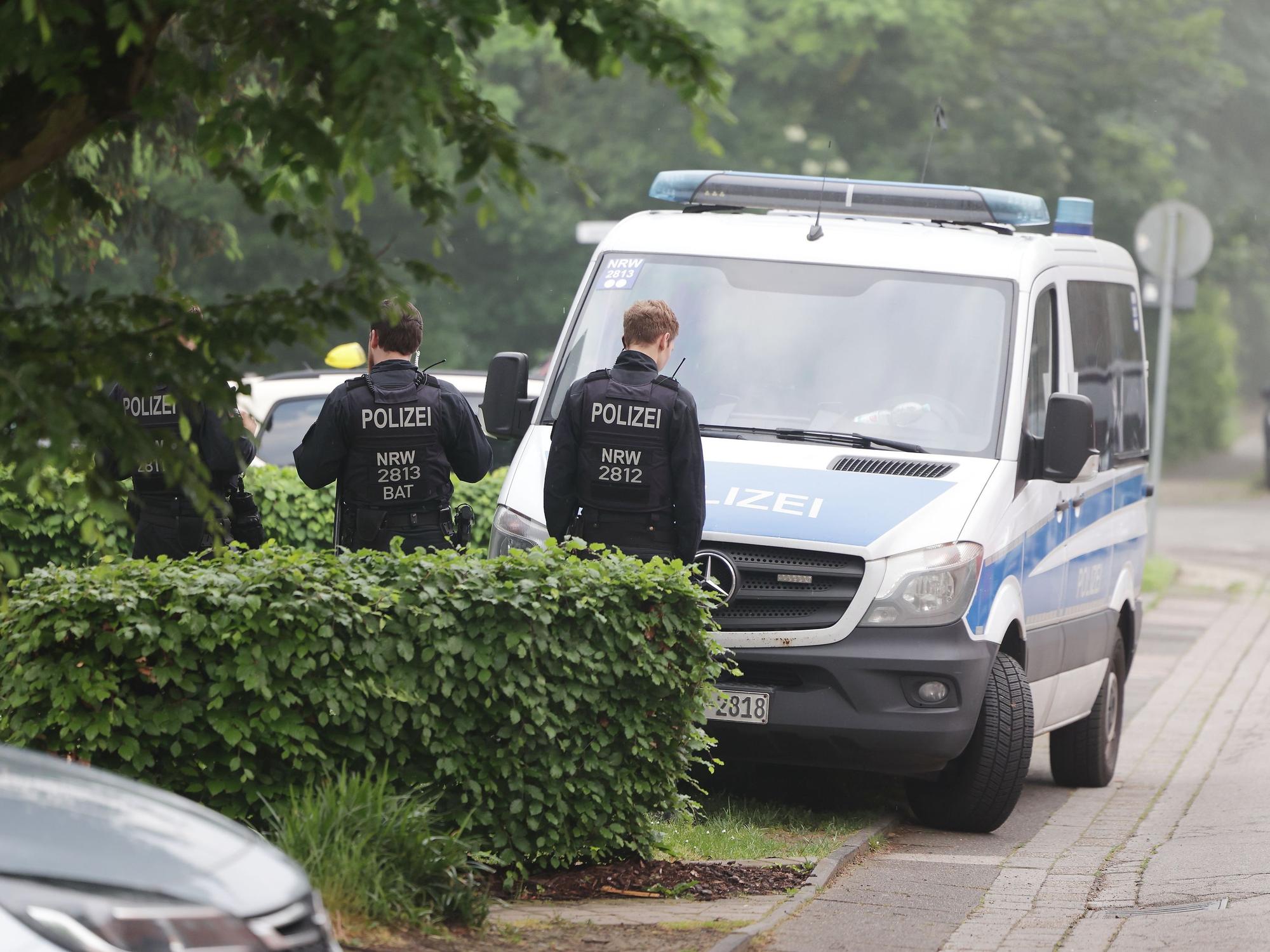 Zwei Polizei-Beamte bei einer Durchsuchung in Duisburg.