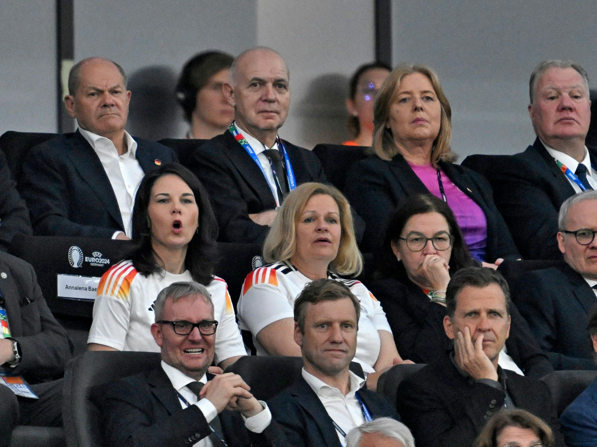 Bundeskanzler Scholz, Außenministerin Annalena Baerbock und Innenministerin Nancy Faeser schauen sich das Gruppenspiel der EM 2024 zwischen Deutschland und der Schweiz in Frankfurt an.