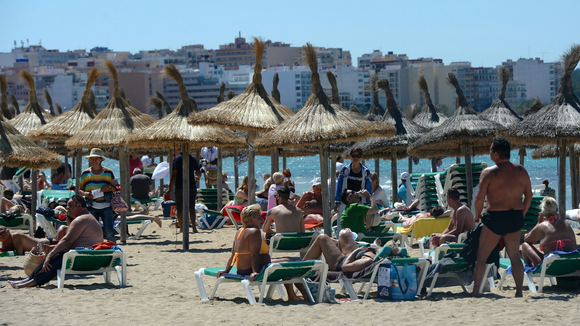 Strandleben an der Playa de Palma in Arenal, fotografiert am 03.05.2016 in Arenal (Spanien) bei Palma de Mallorca.