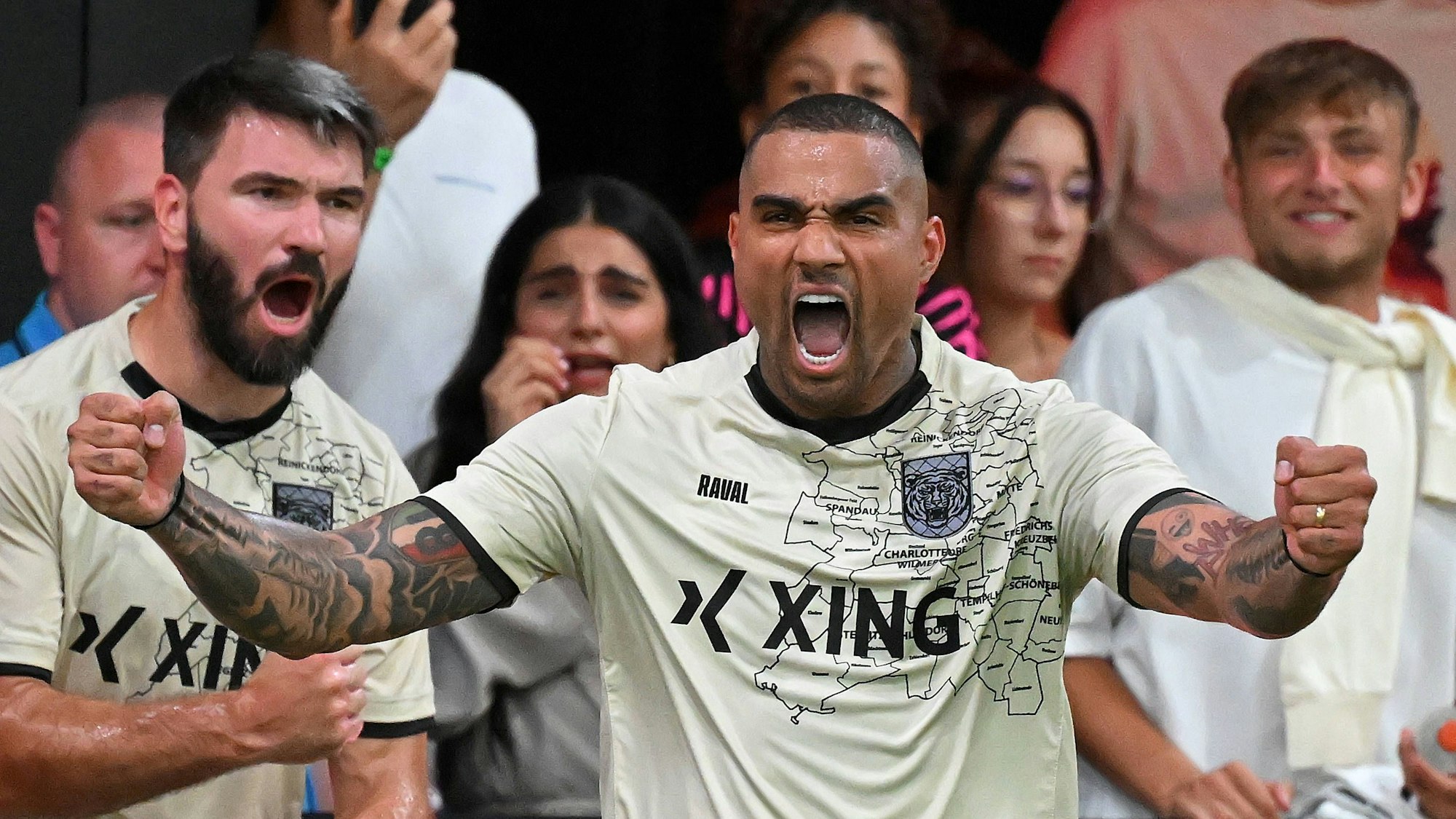 Kevin-Prince Boateng jubelt nach einem Treffer in der Baller League mit beiden Fäusten.