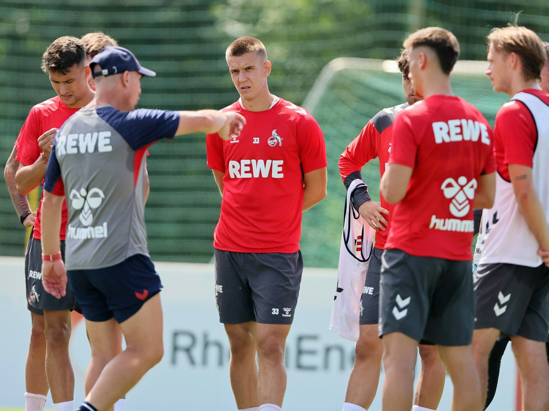 Gerhard Struber hält eine Ansprache im Trainingslager