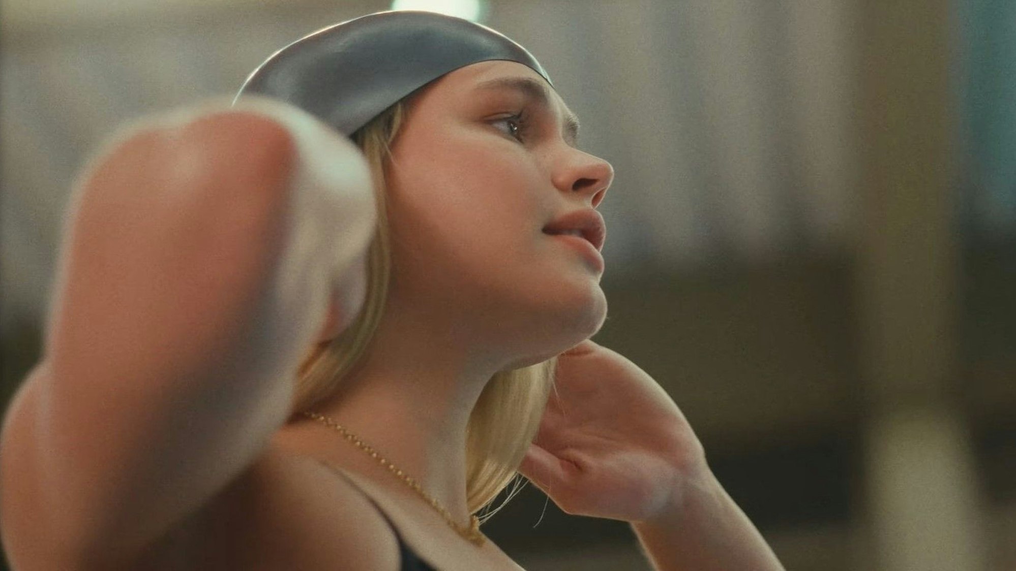 Luana Alonso nimmt bei Olympia 2024 teil. Hier richtet das Schwimm-Sternchen aus Paraguay ihre Badekappe in einem Werbespot.