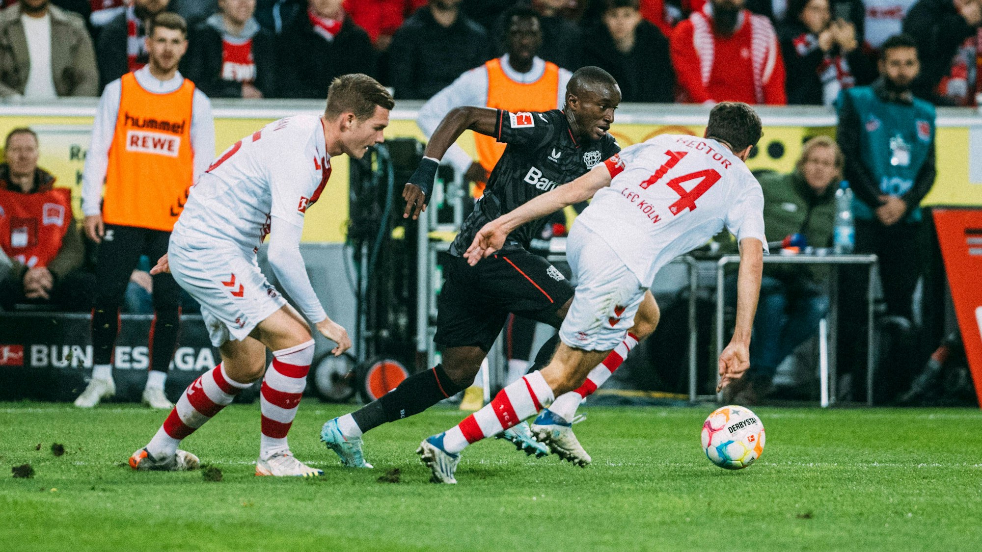 Moussa Diaby, hier beim Duell mit Luca Kilian und Jonas Hector im Bundesliga-Spiel zwischen dem 1. FC Köln und Bayer Leverkusen, steht vor einem Wechsel nach Saudi-Arabien.