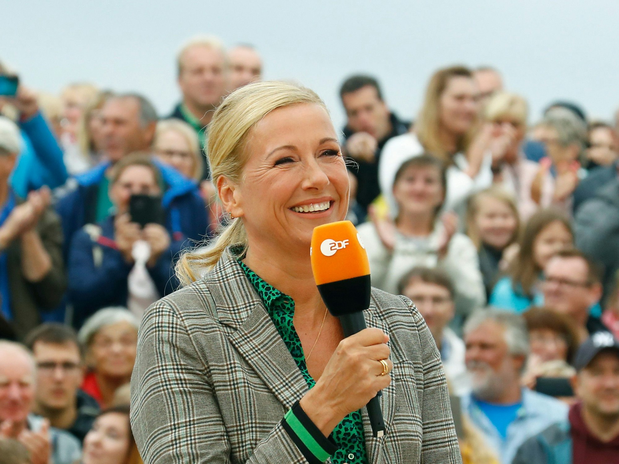 Andrea Kiewel, Moderatorin des "ZDF-Fernsehgartens", aufgenommen während einer Show.