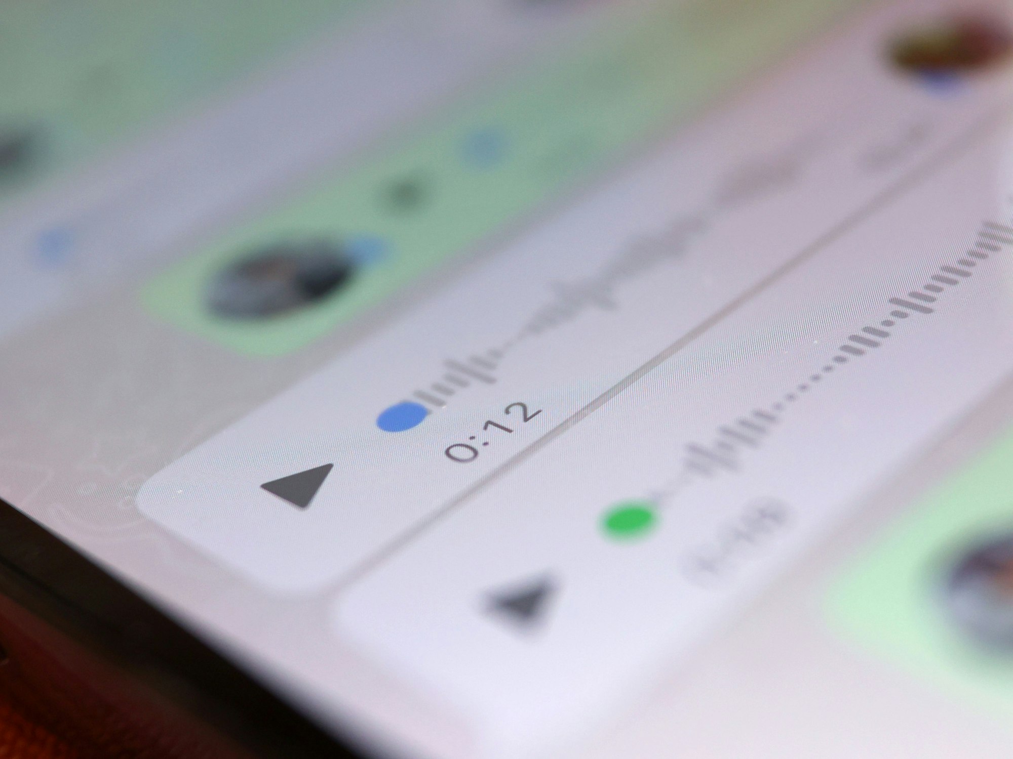 Eingegangene und gesendete WhatsApp-Sprachnachrichten sind auf einem Smartphone zu sehen.