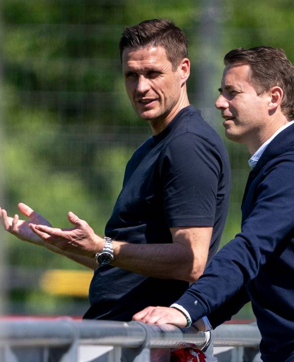 Sebastian Kehl (l.) und Lars Ricken reden beim BVB-Training.
