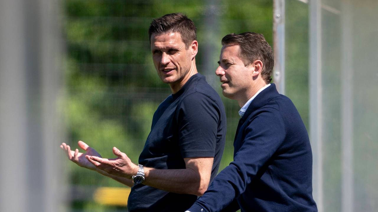 Sebastian Kehl (l.) und Lars Ricken reden beim BVB-Training.