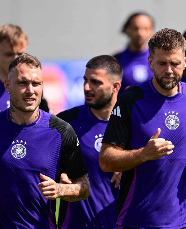 David Raum (l.), Niclas Füllkrug (M.) und Pascal Groß machen sich warm.