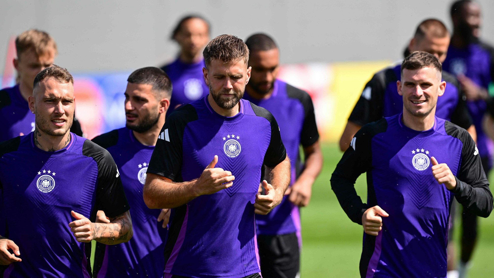David Raum (l.), Niclas Füllkrug (M.) und Pascal Groß machen sich warm.