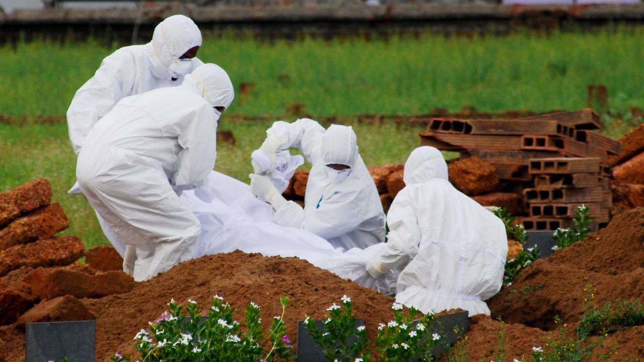 Rettungssanitäter in Schutzanzügen begraben ein Opfer, das aufgrund des Nipah-Virus verstarb.