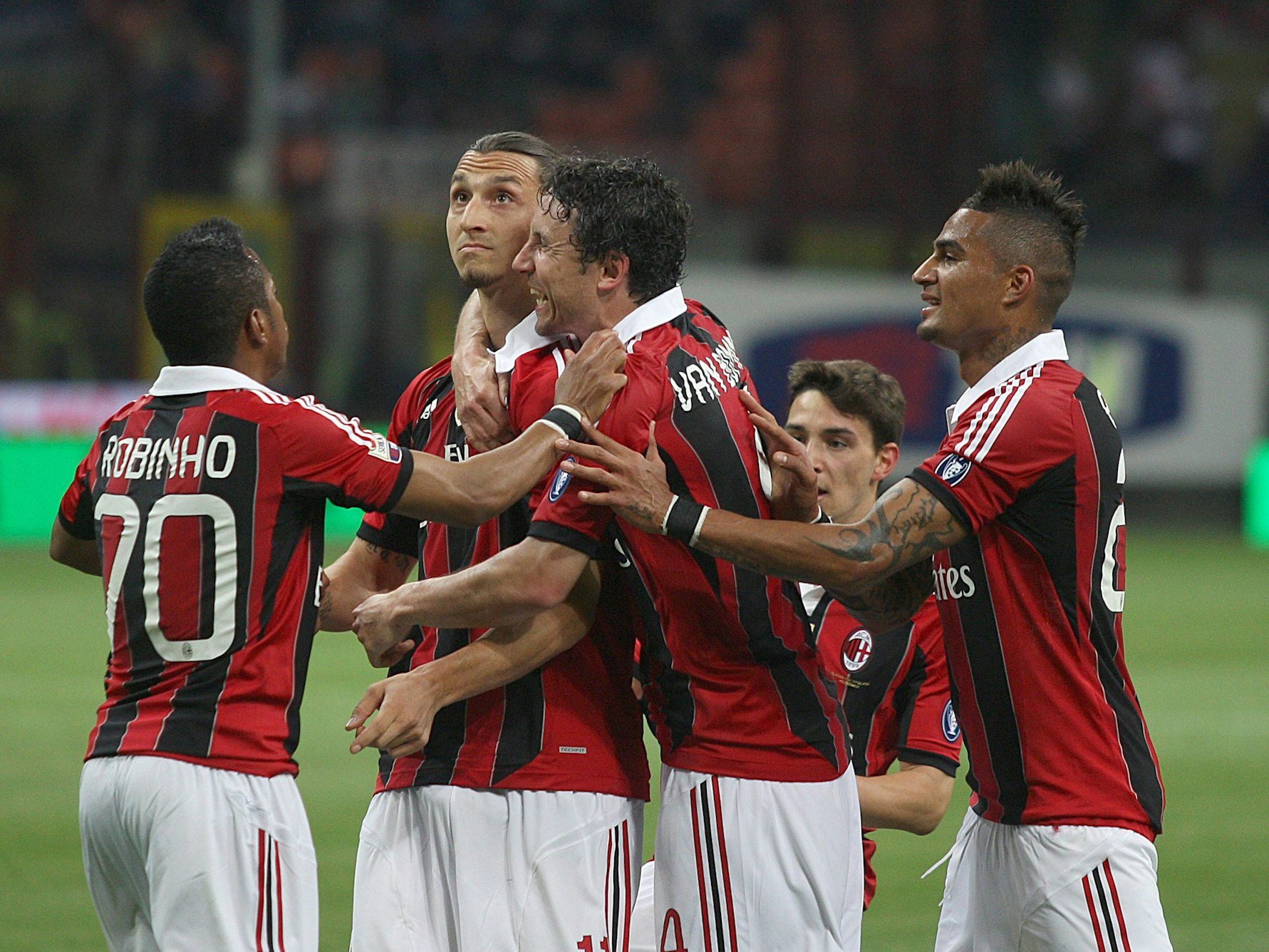 Robinho, Zlatan Ibrahimovic, Mark van Bommel und Kevin-Prince Boateng feiern im Mai 2012 ein Tor für den AC Mailand.