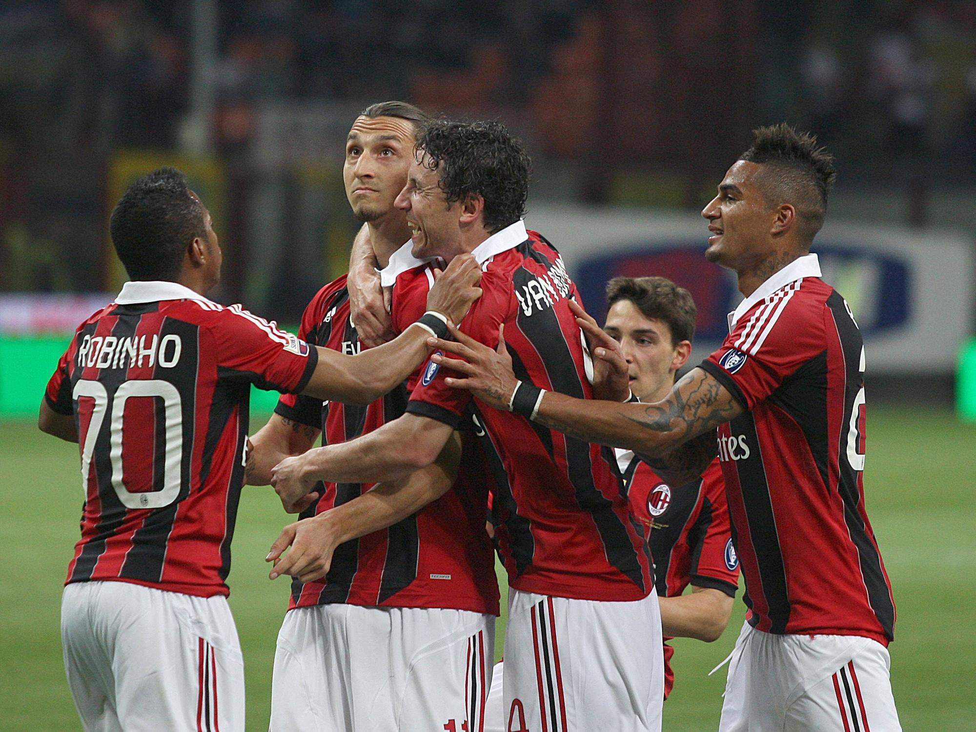 Robinho, Zlatan Ibrahimovic, Mark van Bommel und Kevin-Prince Boateng feiern im Mai 2012 ein Tor für den AC Mailand.