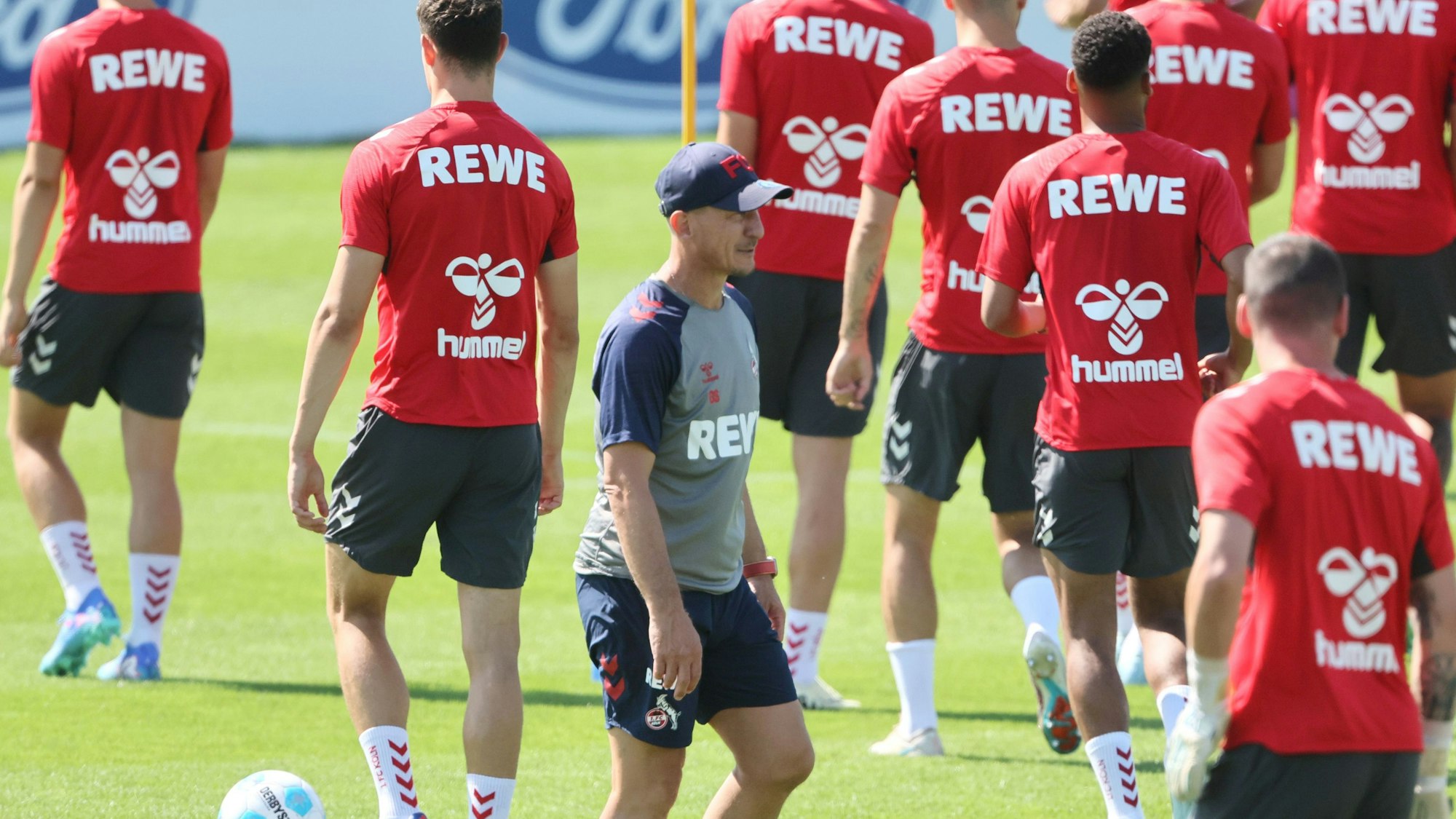 Gerhard Struber inmitten seiner Spieler beim FC-Training.