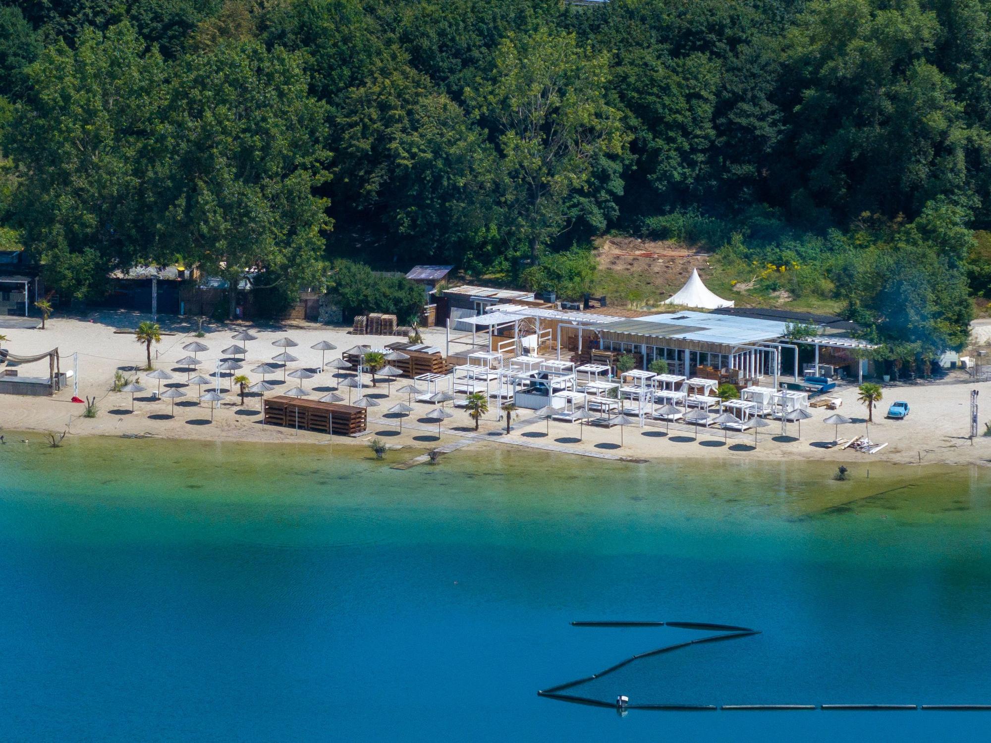 Blick auf den Beachclub Monkey's Island am Escher See in Köln.
