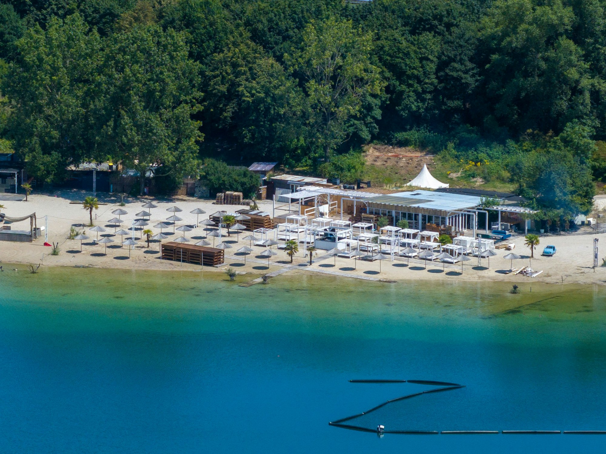 Blick auf den Beachclub Monkey's Island am Escher See in Köln.
