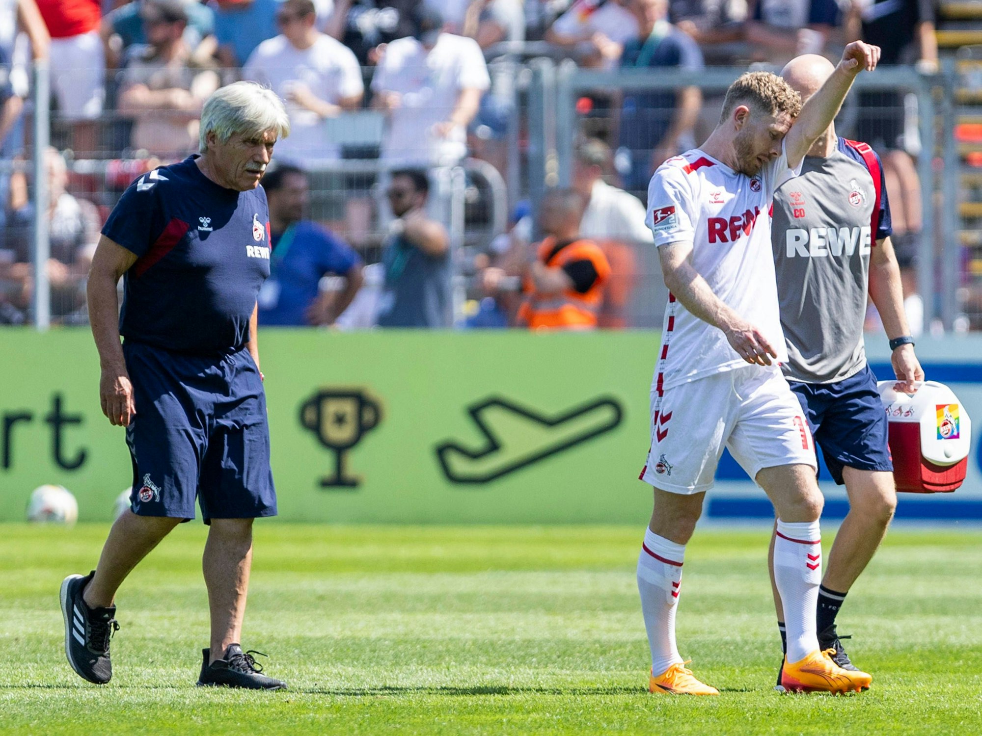 Florian Kainz geht verletzt vom Platz.