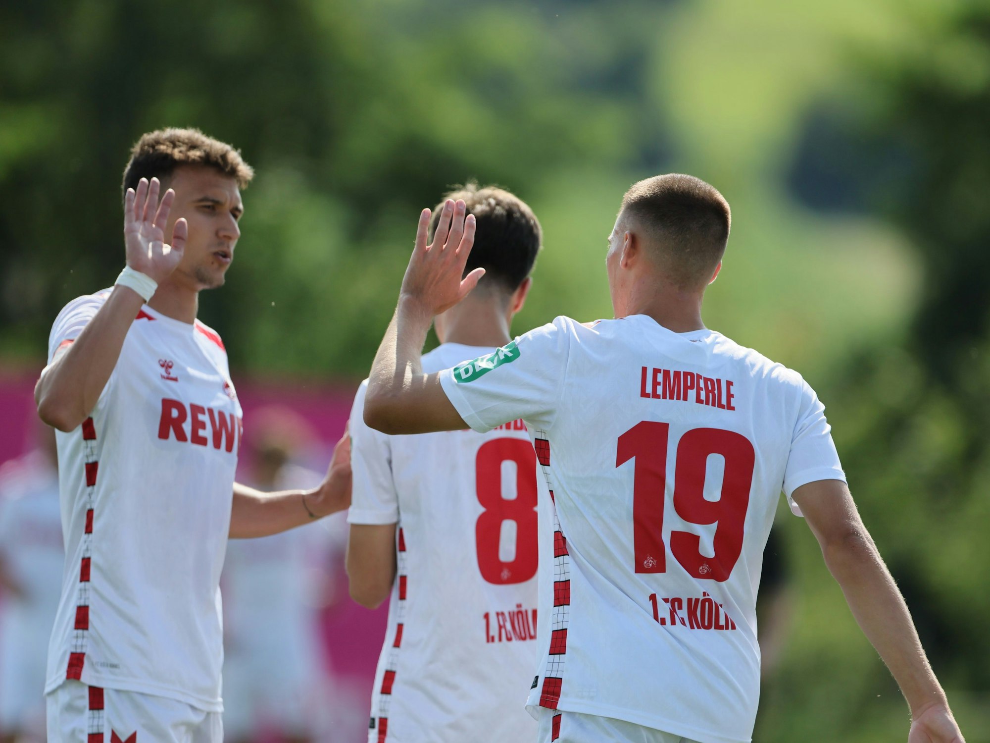 Dejan Ljubicic klatscht mit Tim Lemperle ab.