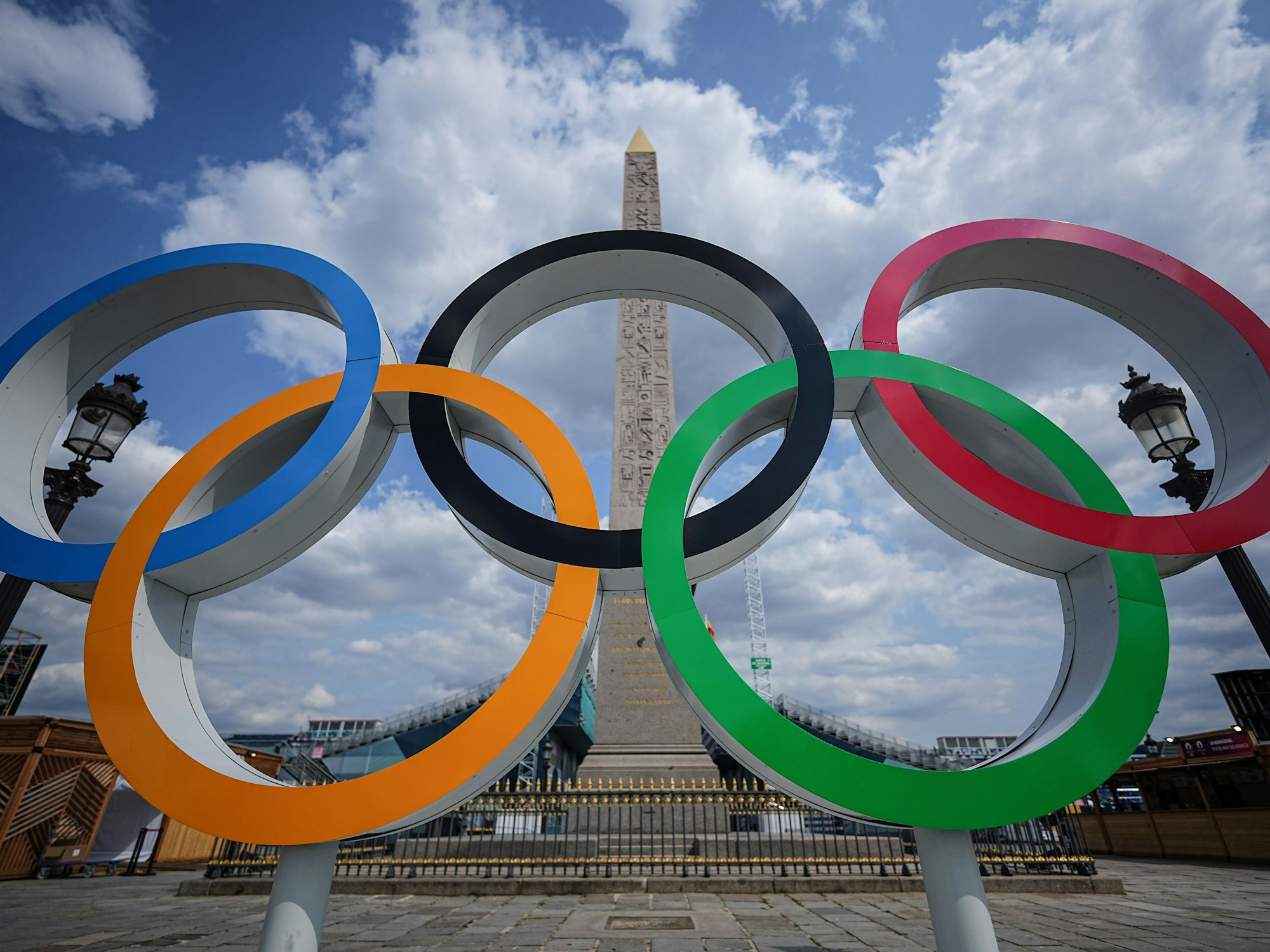 Die Olympischen Ringe in Paris am 24. Juli 2024.