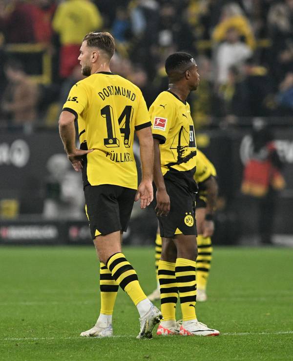 Niclas Füllkrug und Youssoufa Moukoko bei einem Bundesligaspiel von Borussia Dortmund.