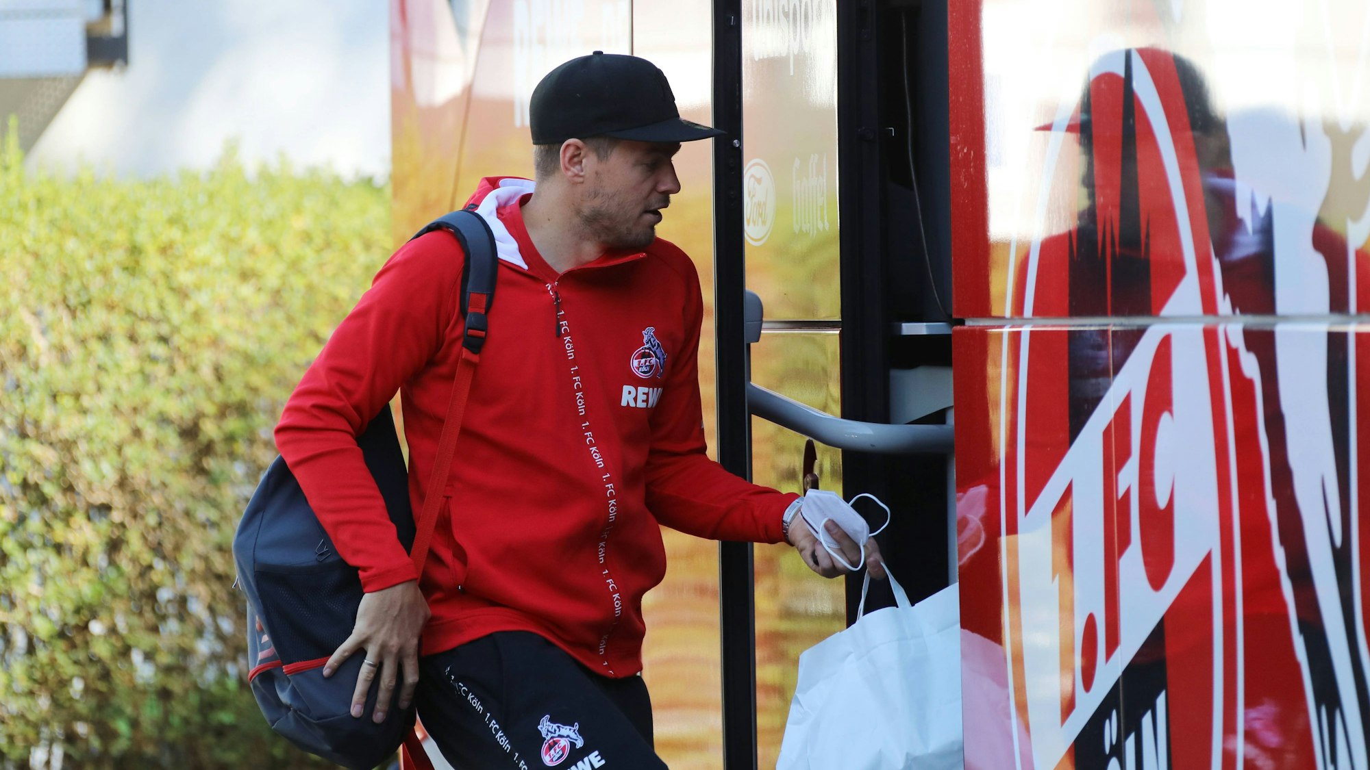 Simon Terodde steigt im FC-Trainingsanzug in den Mannschaftsbus.