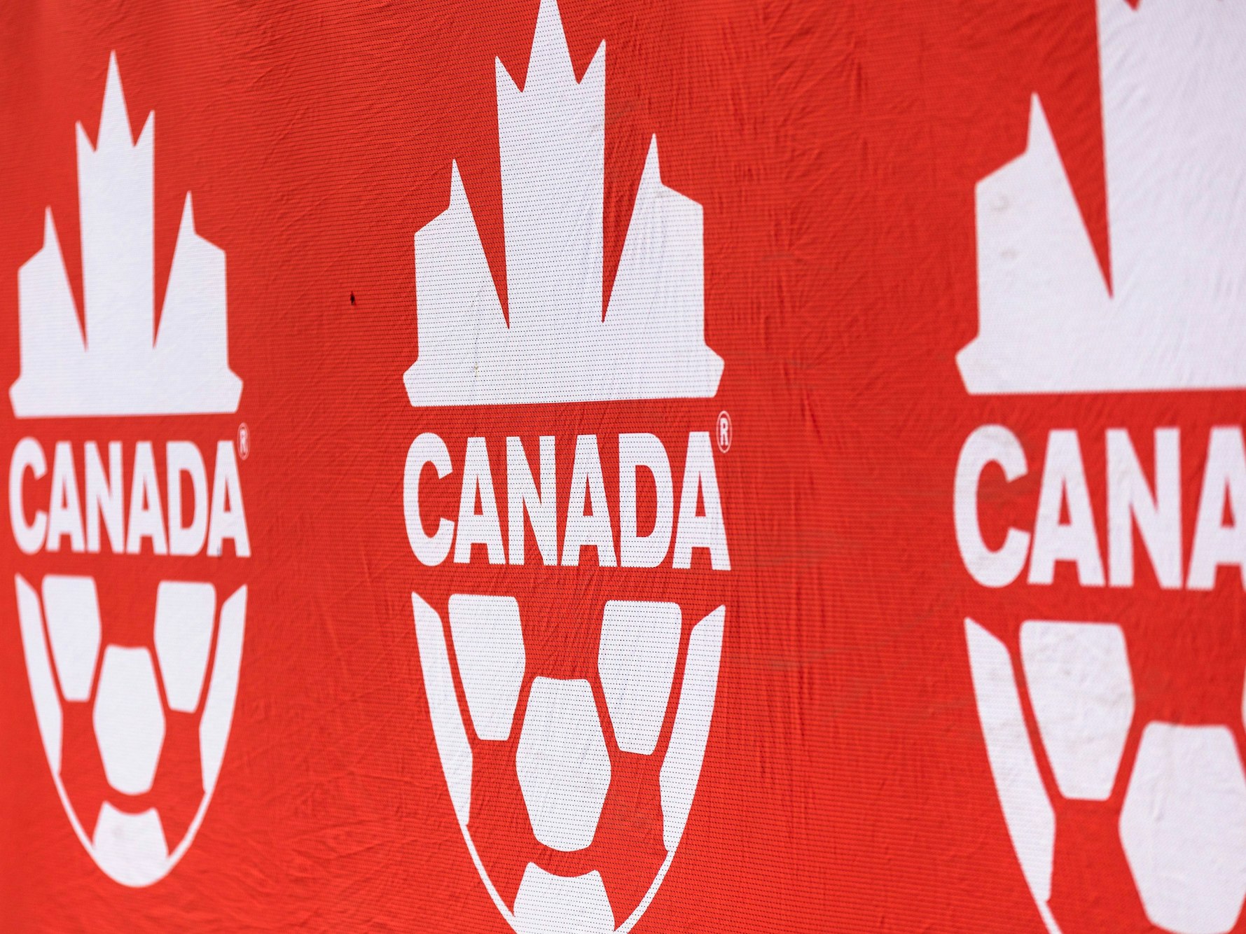 Das Logo von Soccer Canada ist an der Seitenlinie des Tim Hortons Field in Hamilton zu sehen.