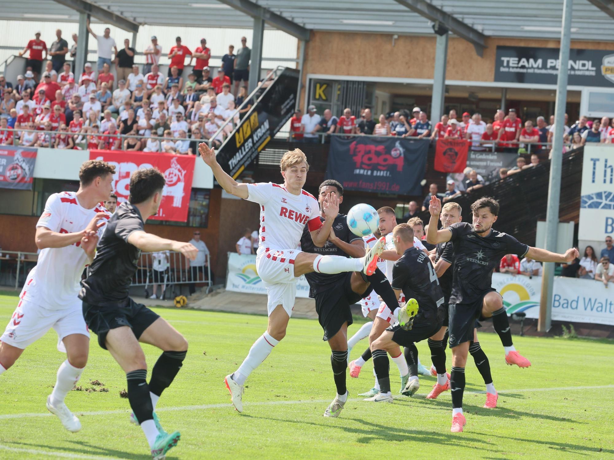 Timo Hübers (Mitte) im Testspiel gegen Swansea City am 24. Juli 2024.