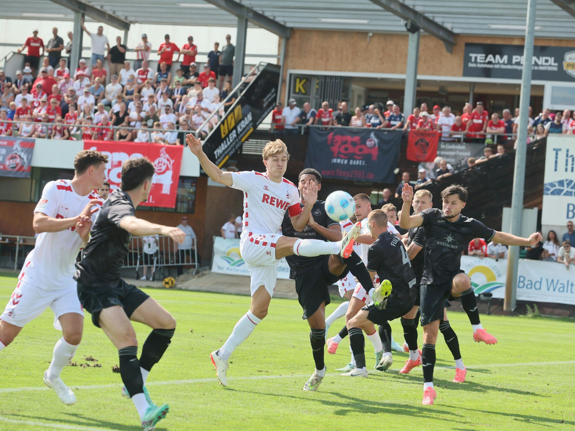 Timo Hübers (Mitte) im Testspiel gegen Swansea City am 24. Juli 2024.
