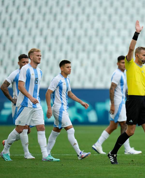 Schiedsrichter Glenn Nyberg entscheidet auf Abseits, umringt von den argentinischen Spielern.