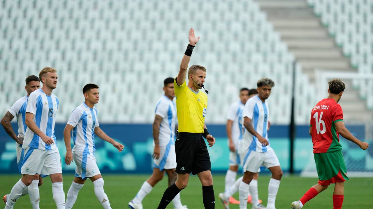 Schiedsrichter Glenn Nyberg entscheidet auf Abseits, umringt von den argentinischen Spielern.