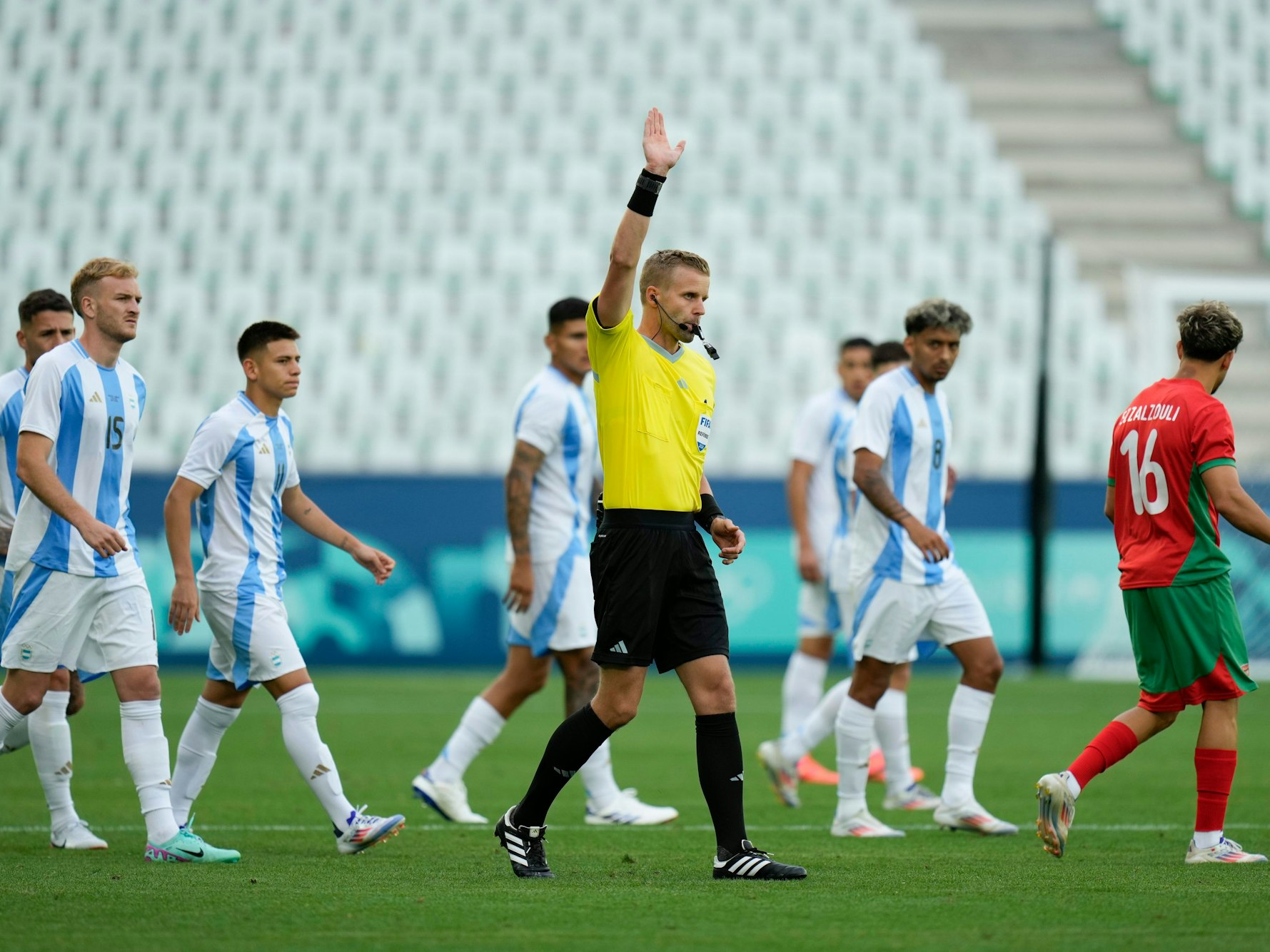 Schiedsrichter Glenn Nyberg entscheidet auf Abseits, umringt von den argentinischen Spielern.