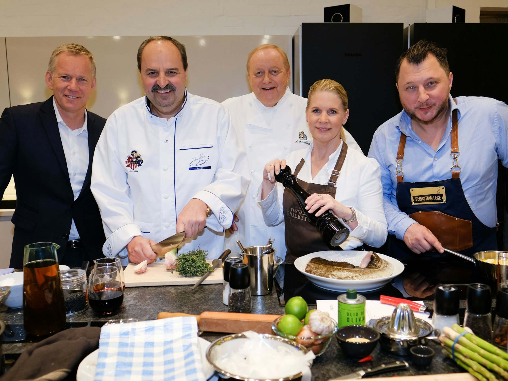 Der Moderator Johannes B. Kerner (l-r), der Koch Johann Lafer, der Koch Alfons Schuhbeck, die Köchin Cornelia Poletto und der Koch Sebastian Lege schauen am 01.03.2017 in Hamburg in einer Studioküche in die Kamera.
