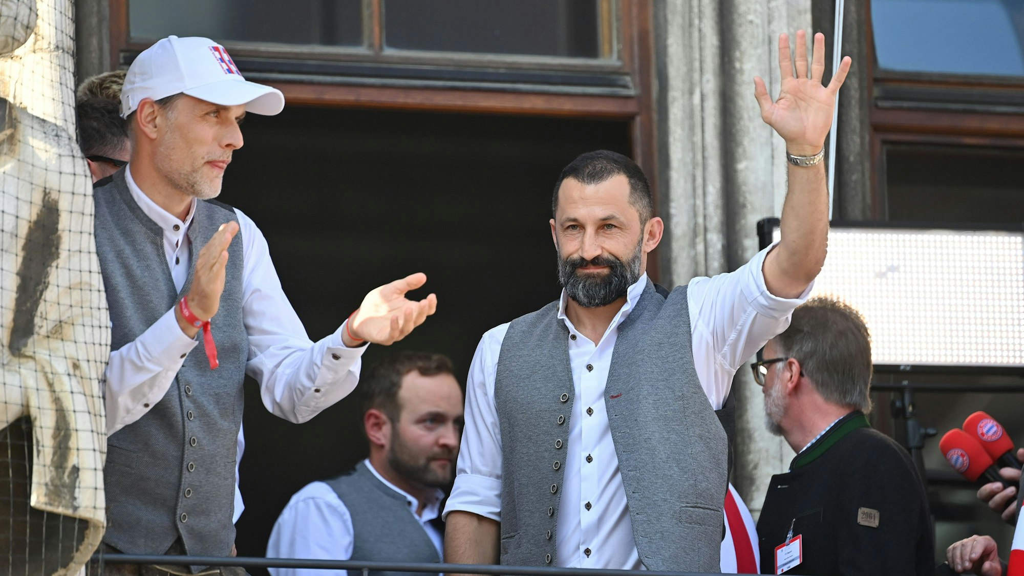 Thomas Tuchel applaudiert Hasan Salihamidzic auf dem Rathausbalkon in München. Beide tragen Tracht.