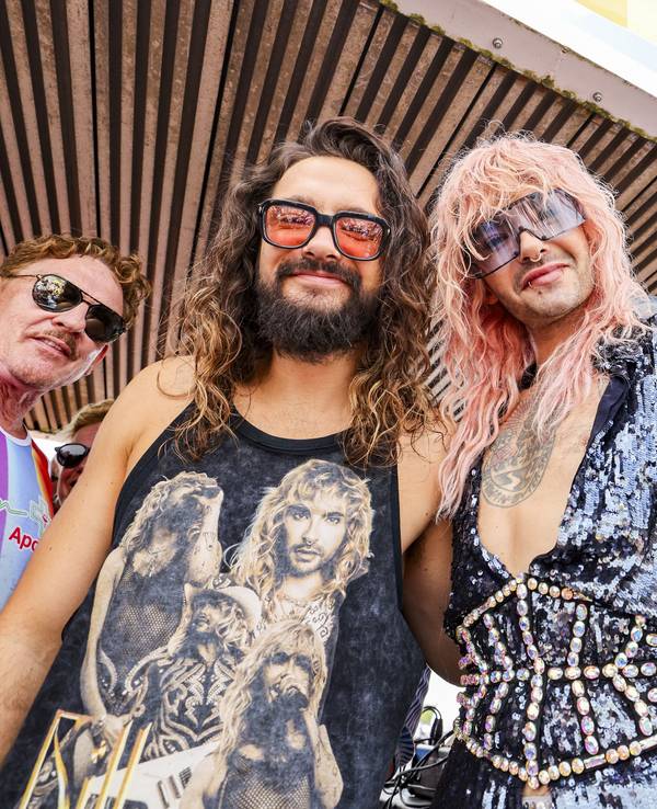Die Brüder Tom Kaulitz (l) und Bill Kaulitz feiern auf einem Wagen beim CSD in Köln. Mit mehr als 60 000 Teilnehmern und über eine Million erwarteten Besuchern gilt der Kölner CSD als einer der größten in Europa.