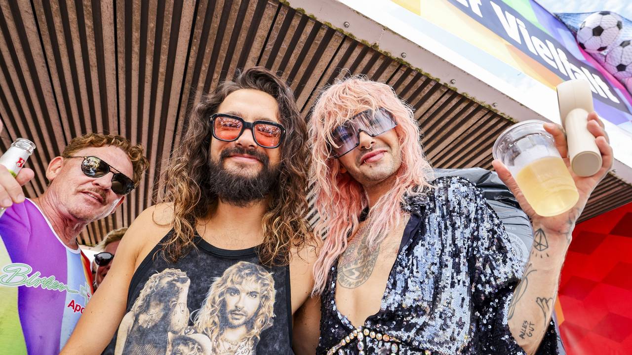 Die Brüder Tom Kaulitz (l) und Bill Kaulitz feiern auf einem Wagen beim CSD in Köln. Mit mehr als 60 000 Teilnehmern und über eine Million erwarteten Besuchern gilt der Kölner CSD als einer der größten in Europa.
