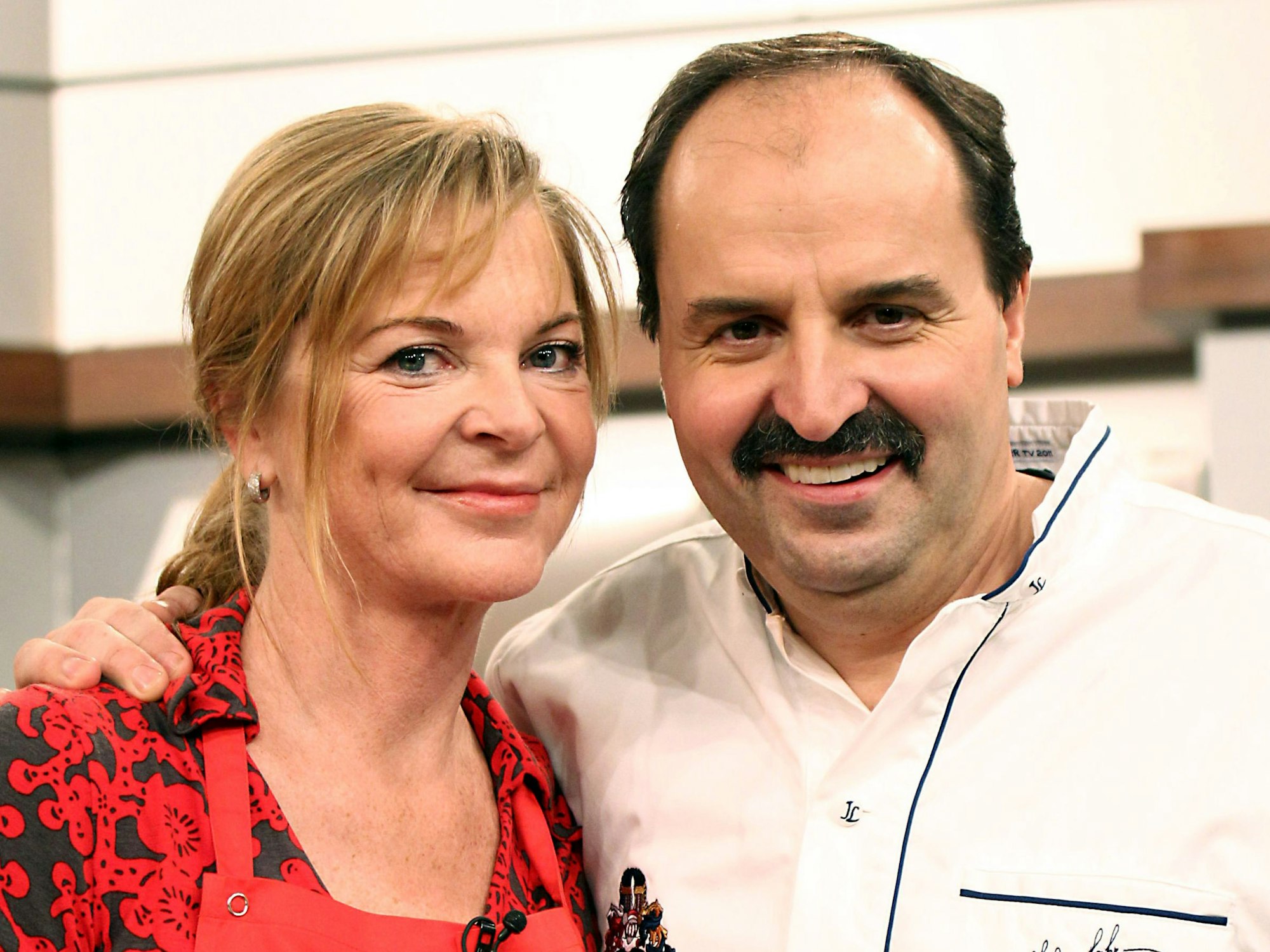 Fernsehkoch Johann Lafer posiert zum fünfjährigen Jubiläum der Sendung "Lafer Lichter Lecker" mit seiner Frau Silvia am 25. Oktober 2011 für die Fotografen.