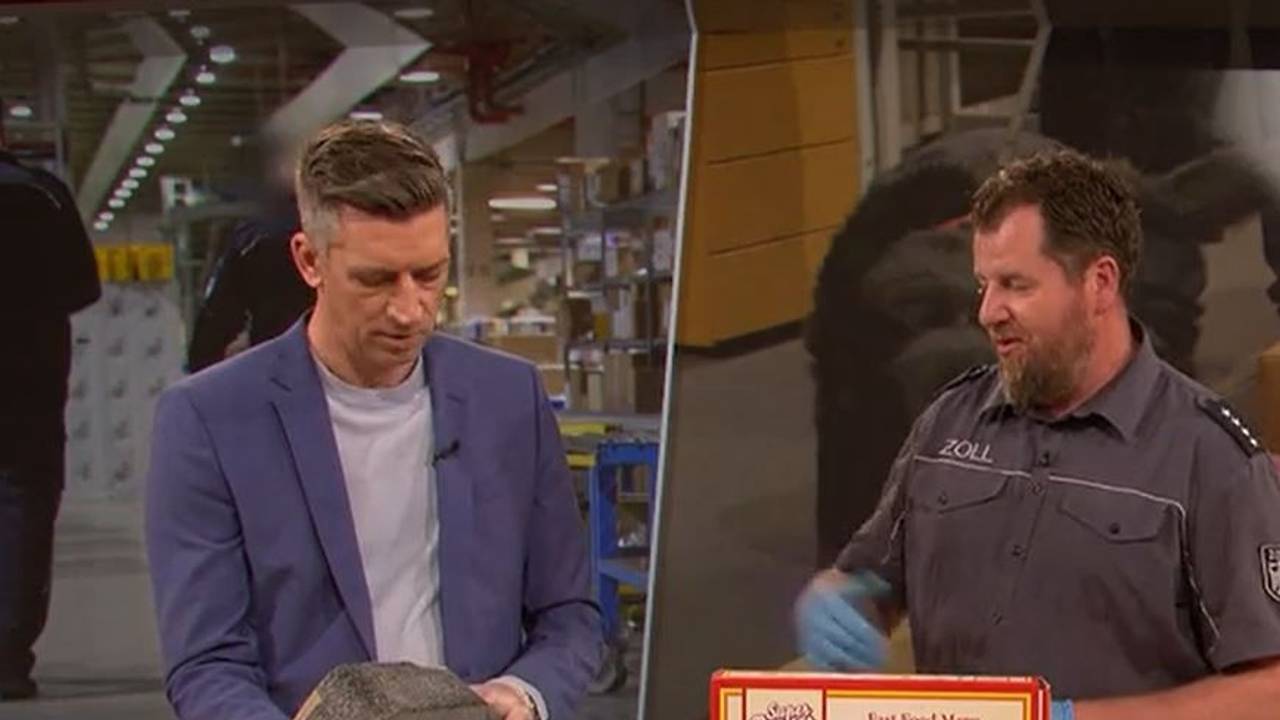 Moderator Steffen Hallaschka bei einem Beitrag über Drogenfunde beim Kölner Zoll.