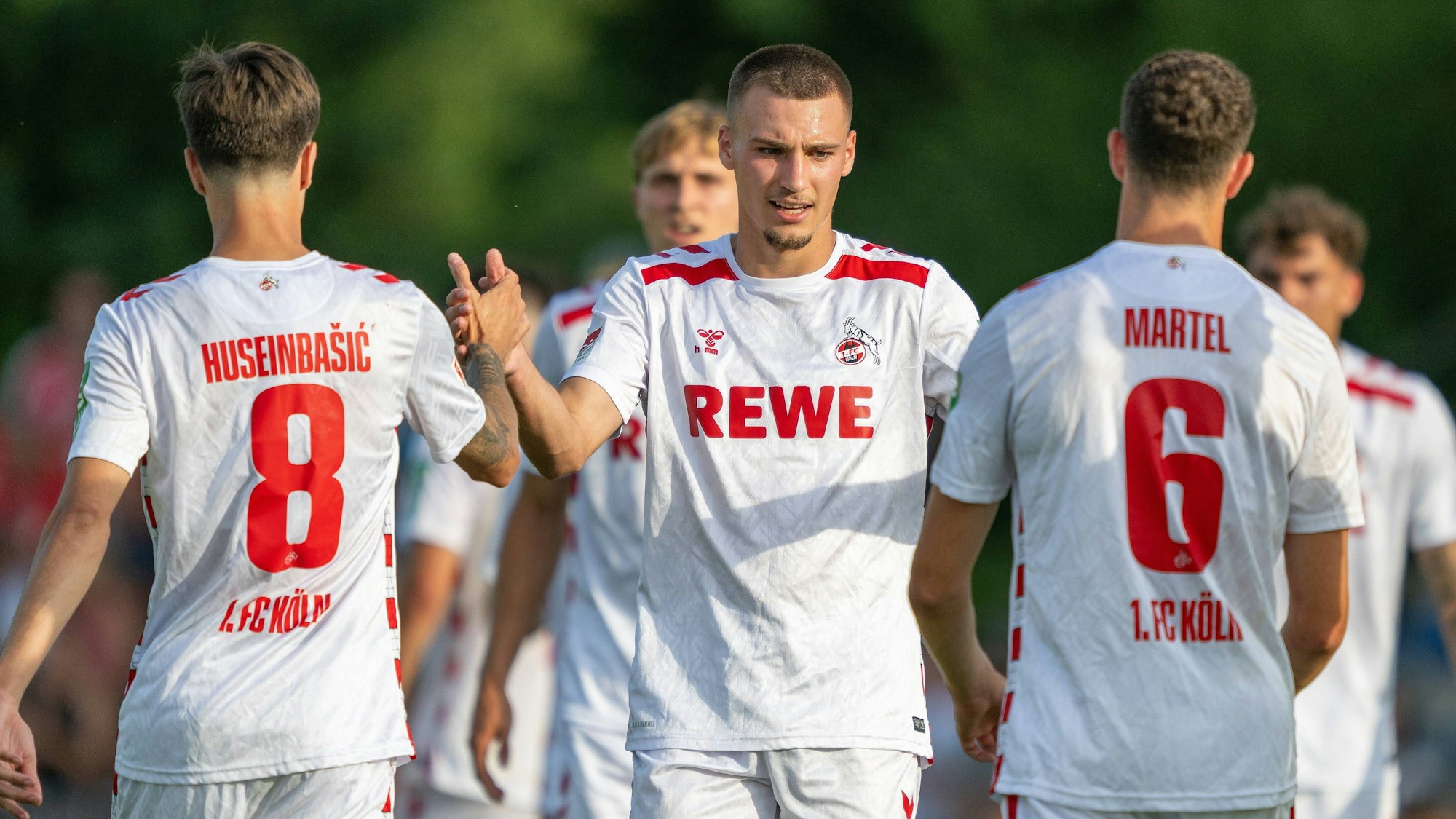 Tim Lemperle klatscht mit Denis Huseinbasic ab.